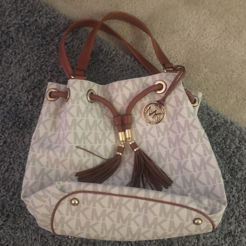 Authentic Michael Kors Jet Set shoulder bag